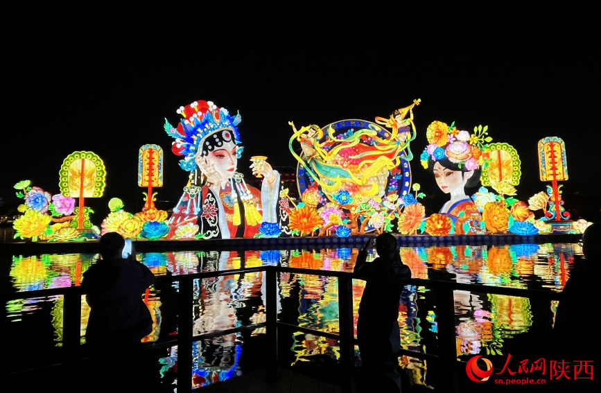 2026 چانگ آن لالٹین میلے میں "شاہراہِ ریشم  کی شان" کے موضوع پر لالٹینوں کی آرائش۔ ( پیپلز ڈیلی آن لائن/ وے شِن)