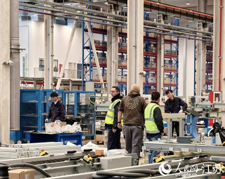 بیومر گروپ-تھائی ٹسانگ میں قائم 500ویں جرمن ادارے کے اندر چینی اور جرمن ملازمین شانہ بشانہ کام کرتے ہوئے باہمی تعاون کی عمدہ مثال پیش کر رہے ہیں۔(پیپلز ڈیلی آن لائن/ ما شیاوبو)