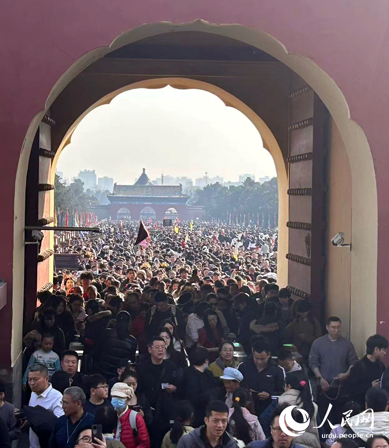  16 فروری کو سیاح بیجنگ کے ٹیمپل آف ہیون کی سیر کرتے ہوئے۔ (تصویربشکریہ پیپلز ڈیلی آن لائن اردو کی قاری وردہ شاکر)