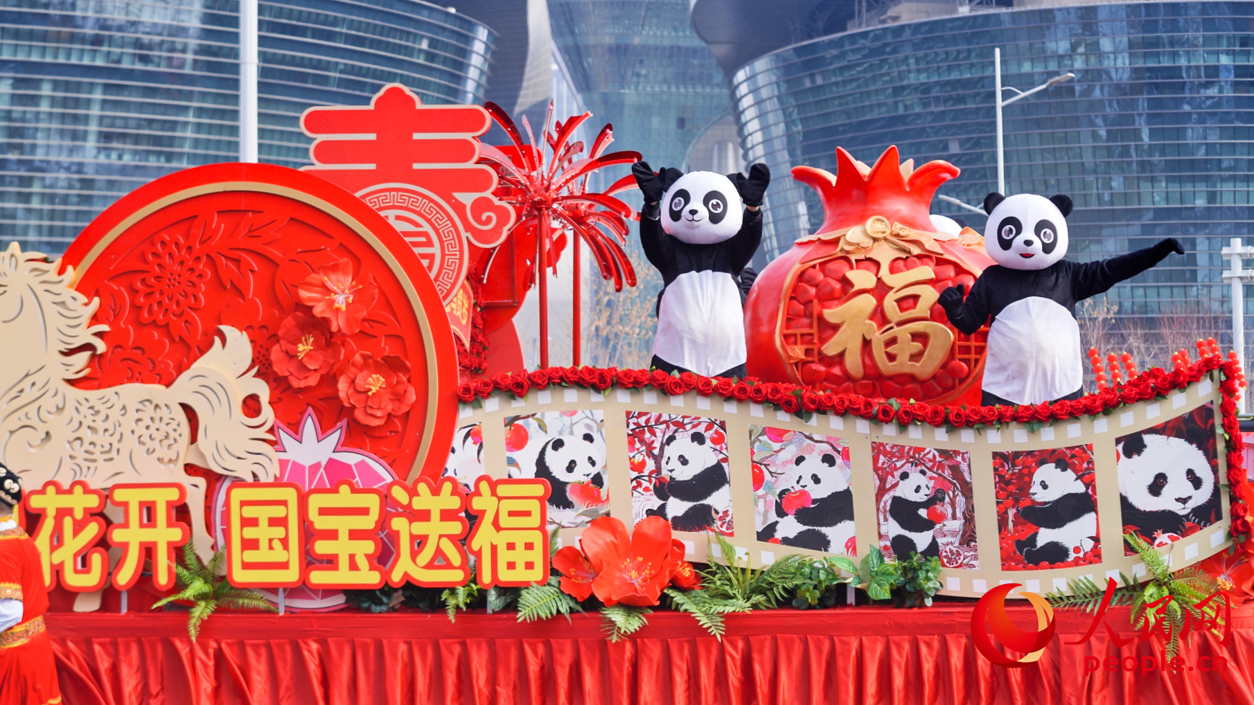 غیر مادی ثقافتی ورثے کی گونج کے ساتھ سالانہ میلوںکی رونق! ارومچی میں شاندار شہ ہو پریڈ