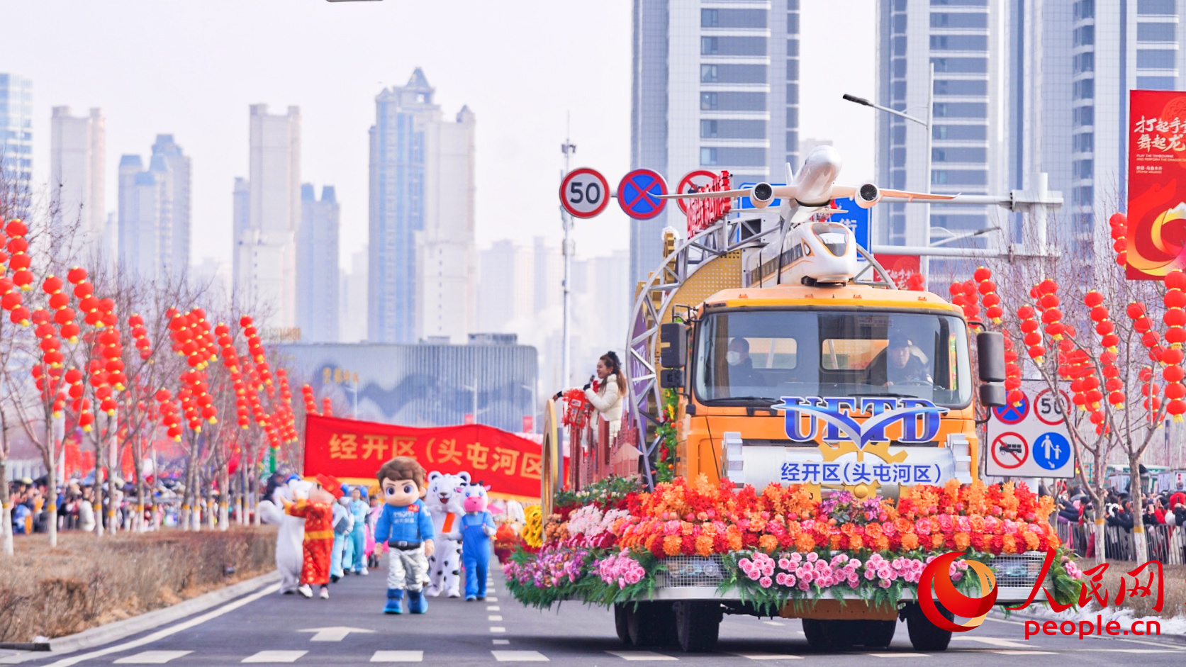 غیر مادی ثقافتی ورثے کی گونج کے ساتھ سالانہ میلوںکی رونق! ارومچی میں شاندار شہ ہو پریڈ