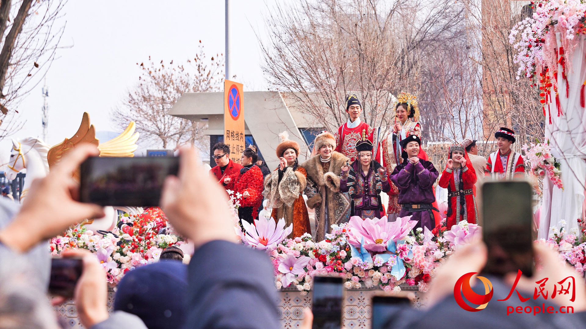 غیر مادی ثقافتی ورثے کی گونج کے ساتھ سالانہ میلوںکی رونق! ارومچی میں شاندار شہ ہو پریڈ