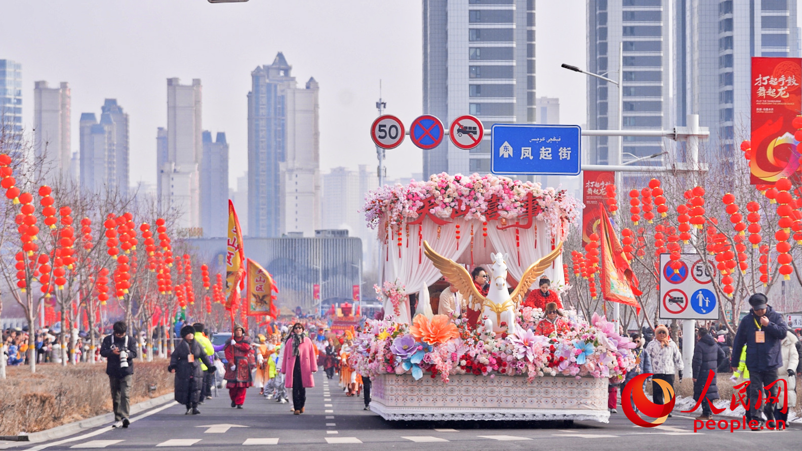 غیر مادی ثقافتی ورثے کی گونج کے ساتھ سالانہ میلوںکی رونق! ارومچی میں شاندار شہ ہو پریڈ