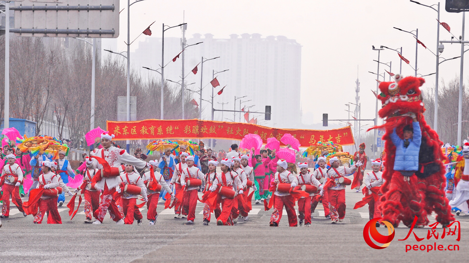 غیر مادی ثقافتی ورثے کی گونج کے ساتھ سالانہ میلوںکی رونق! ارومچی میں شاندار شہ ہو پریڈ