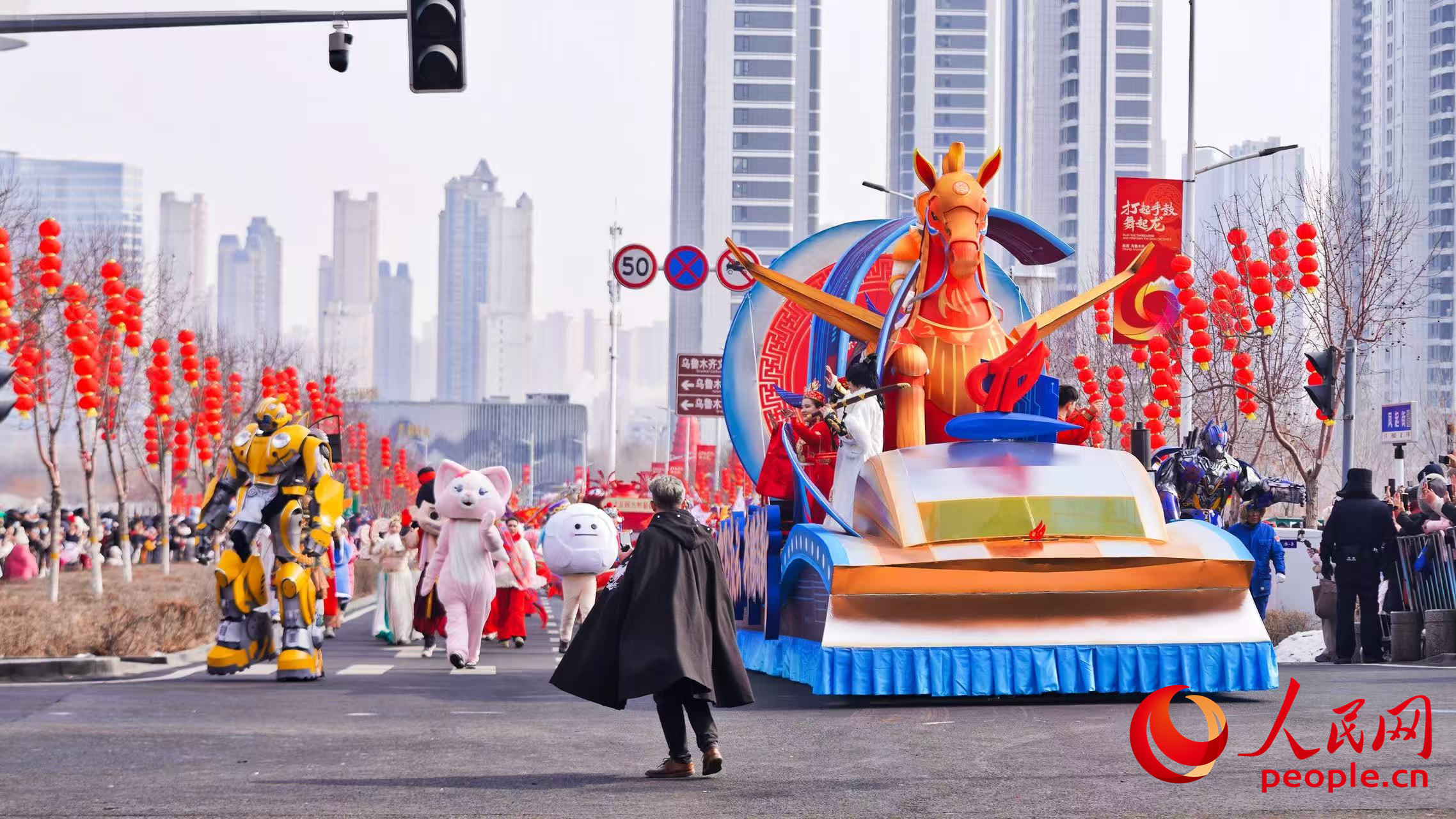 غیر مادی ثقافتی ورثے کی گونج کے ساتھ سالانہ میلوںکی رونق! ارومچی میں شاندار شہ ہو پریڈ