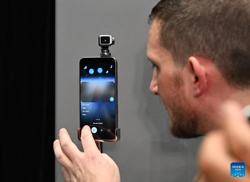 یکم مارچ 2026 ۔سپین کے شہر بارسلونا میں میں موبائل ورلڈ کانگریس 2026 میں عالمی مصنوعات کی رونمائی کے موقع پر چینی کمپنی آنر کا ایک رکن لوگوں کو "روبوٹ فون" کا ڈسپلے دکھا رہا ہے۔ (شنہوا/چھینگ من)