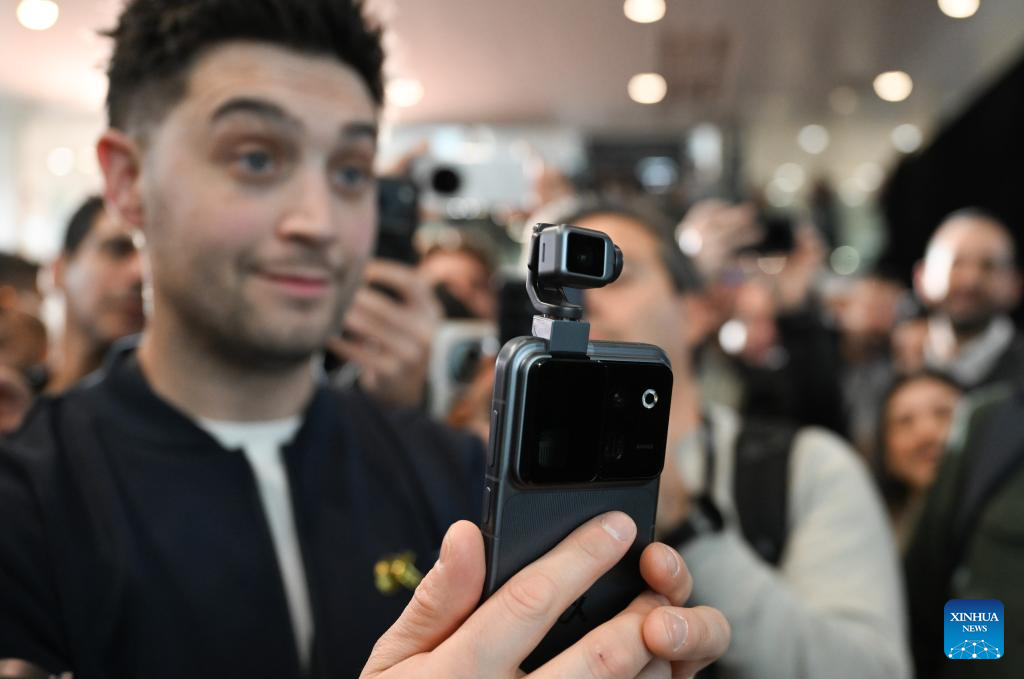 یکم مارچ 2026 ۔سپین کے شہر بارسلونا میں میں موبائل ورلڈ کانگریس 2026 میں عالمی مصنوعات کی رونمائی کے موقع پر لوگ چینی کمپنی آنر کے "روبوٹ فون" کو استعمال کرنے کا تجربہ کر رہے ہیں۔ (شنہوا/چھینگ من)