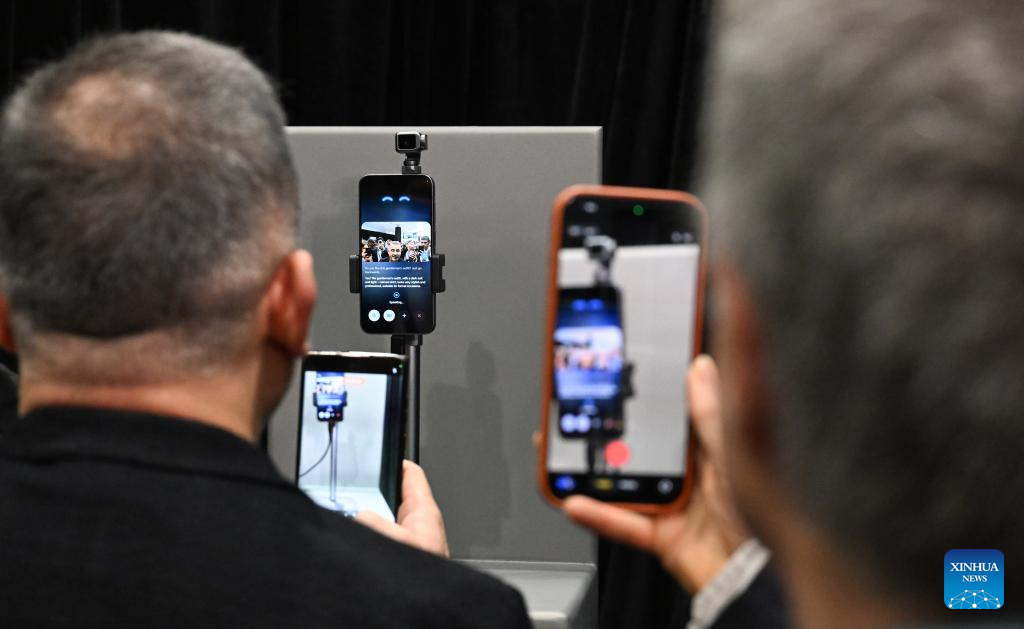یکم مارچ 2026 ۔سپین کے شہر بارسلونا میں میں موبائل ورلڈ کانگریس 2026 میں عالمی مصنوعات کی رونمائی کے موقع پر لوگ چینی کمپنی آنر کے نمائش پر رکھے گئے "روبوٹ فون" کی ویڈیو بنا رہے ہیں۔ (شنہوا/چھینگ من)