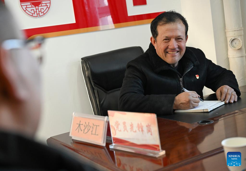 9 فروری 2026۔ موسی جان ، شن یوان کاونٹی کے گاوں کیری گیتاس کے کمیونٹی سروس سینٹر میں مقامی لوگوں کے ساتھ تبادلہ خیال کررہے ہیں۔(شنہوا۔ شن یوئے وئے)