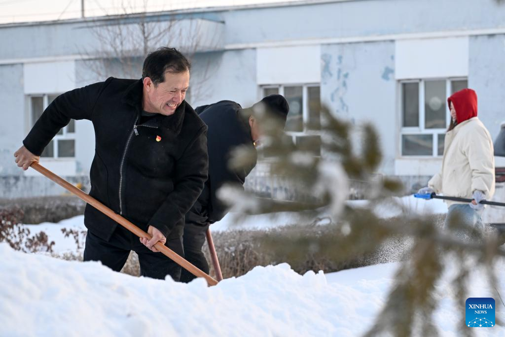 9 فروری 2026۔ موسی جان ، شن یوان کاونٹی کے گاوں کیری گیتاس میں مقامی عملے کے ساتھ مل کر راستے سے برف ہٹا رہے ہیں۔(شنہوا۔ شن یوئے وئے)