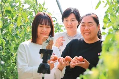 بیجنگ کی ڈسٹرکٹ پھنگ گو میں ، یوے چھیاویون (وسط میں) گاوں کی دیگر ساتھیوں کے ساتھ ایک لائیو سٹریمنگ سیشن کر رہی ہیں۔ (تصویر یوے چھیاویون کی جانب سے فراہم کی گئی ہے )