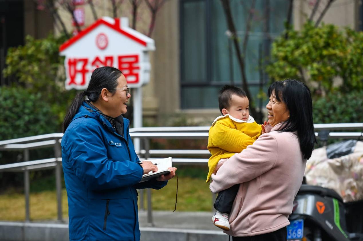 27 جنوری۔ مشرقی چین کے صوبے جیانگسی کے شہر یی چھن کے ایک رہائشی کمپلیکس میں چین کی عوامی سیاسی مشاورتی کانفرنس کی یی چھن میونسپل کمیٹی کی ایک رکن (بائیں) ، یہاں رہائش پذیر ایک خاتون سے رائے لے رہی ہیں۔ (تصویر/جو لیانگ)