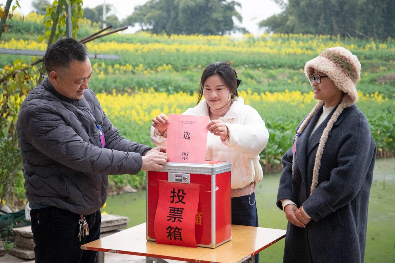 7 فروری کو جنوب مغربی چین کے صوبے سچوان کے گاوں یونگ شنگ میں گاؤں کی کمیٹی کے انتخابات کے موقع پر ایک خاتون اپنا ووٹ ڈال رہی ہیں۔ (تصویر/پھینگ منشیانگ من شیانگ)