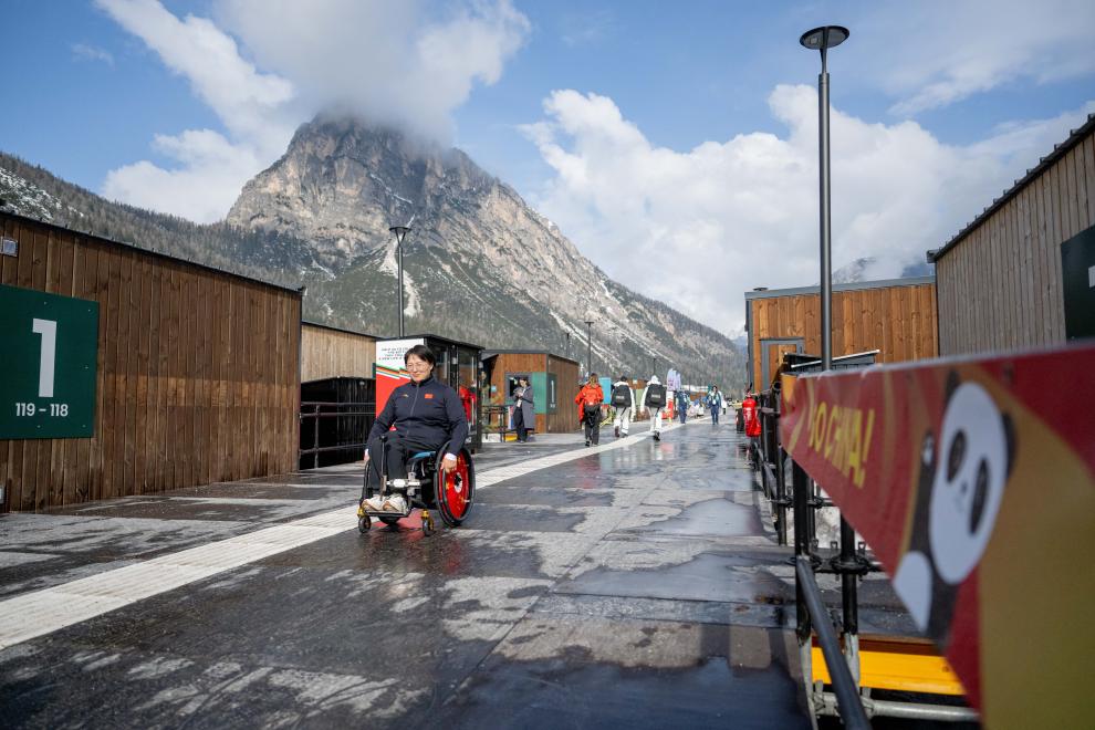 3 مارچ ۔کورتینا دی امپیزو، اٹلی میں ونٹر گیمز کے پیرالمپک ویلیج میں چینی کھلاڑی وانگ مینگ۔ (شنہوا۔لیان جین)