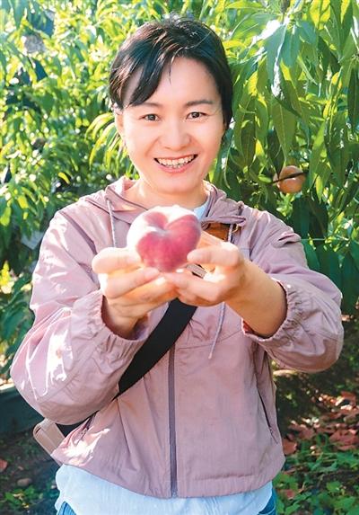 یوے چھیاویون پھنگ گو آڑو دکھا رہی ہیں۔(تصویر یوے چھیاویون کی جانب سے فراہم کی گئی ہے )