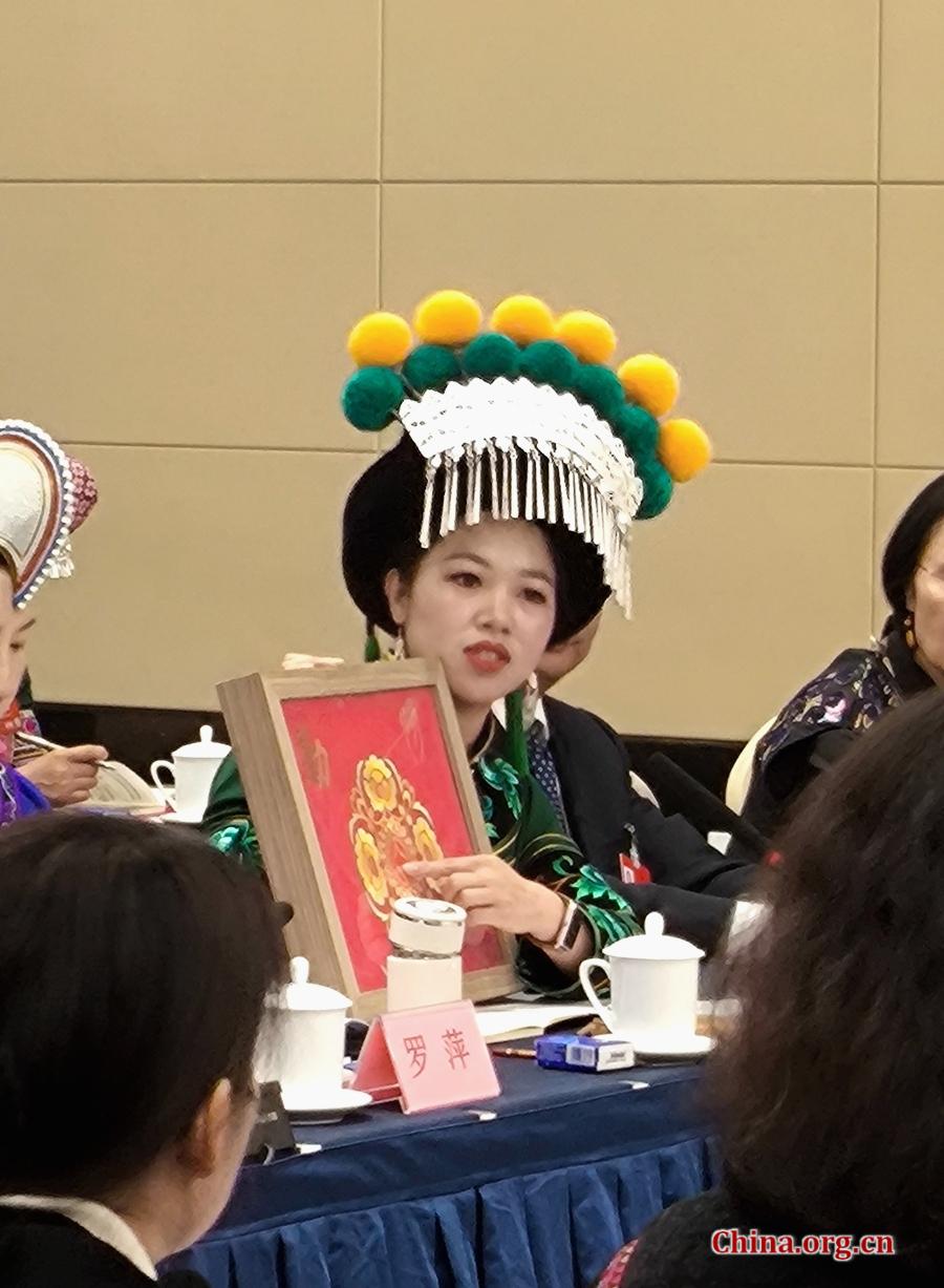 7 مارچ 2026 بیجنگ۔ 14ویں قومی عوامی کانگریس کے چوتھے اجلاس میں این پی سی کی ایک نائب اور چھوشیونگ یی ایمبرائیڈری ایسوسی ایشن کی صدر جین روی روی ،یوننان کے وفد کےمشاورتی سیشن میں یی کڑھائی کا ایک منفرد نمومہ متعارف کروا رہی ہیں ۔ (تصویر: شو شیاوشوان/چائنا.او آر جی .سی این)