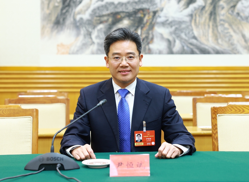 6 مارچ ۔نیشنل پیپلز کانگریس کے نائب اور ملک کی اعلیٰ قانون ساز اسمبلی کے رکن، یِن ہینگ بن ، چودہویں این پی سی کے چوتھے اجلاس کے دوران ایک میٹنگ میں خطاب کر رہے ہیں۔ (تصویر/وانگ من)