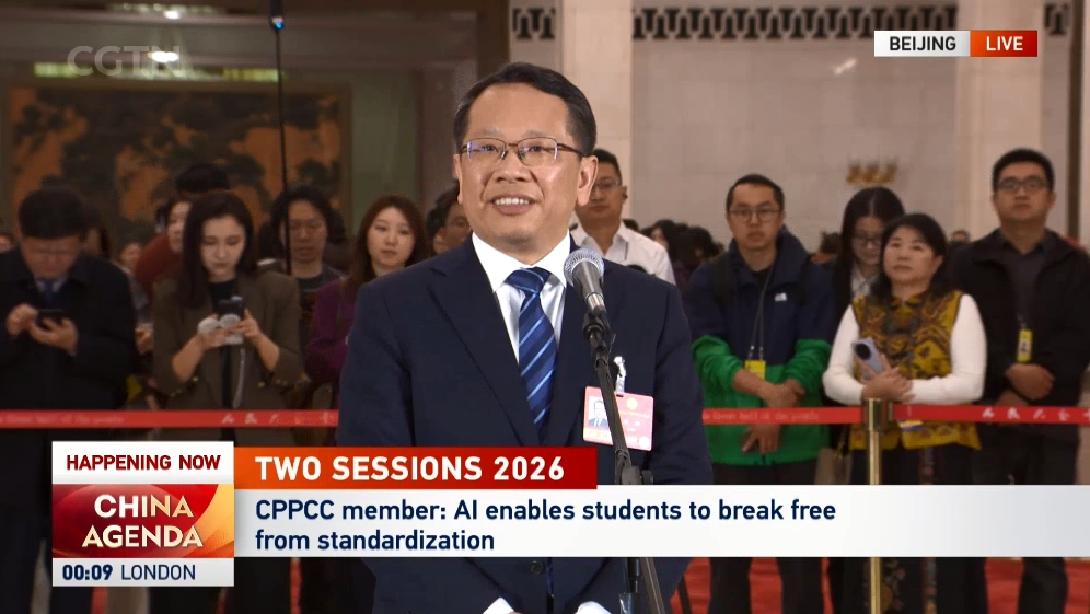 11 مارچ، بیجنگ ۔چینی عوامی سیاسی مشاورتی کانفرنس کی چودہویں قومی کمیٹی کے رکن،شو کھن ممبرز کوریڈور میں بات چیت کر رہے ہیں۔(سی جی ٹی این)