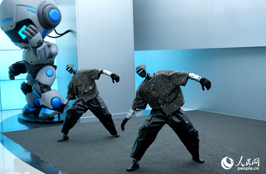 جونگ یوان سائنس اینڈ ٹیکنالوجی سٹی کے 4 ایس سٹور برائے مختلف النوع روبوٹس کے تربیتی مرکز میں روبوٹس کی ڈانس پرفارمنس ۔ (پیپلز ڈیلی آن لائن/چھانگ لی یوان)