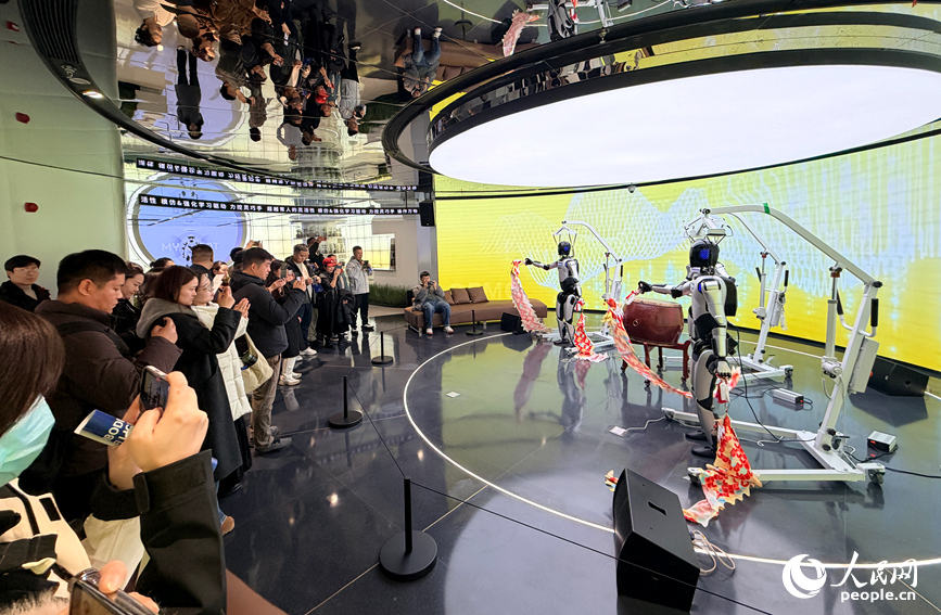 جونگ یوان سائنس اینڈ ٹیکنالوجی سٹی کے 4 ایس سٹور برائے مختلف النوع روبوٹس میں، تین روبوٹس پر مشتمل ایک بینڈ سٹیج پر پر فارم کر رہا ہے۔ (پیپلز ڈیلی آن لائن/چھانگ لی یوان)