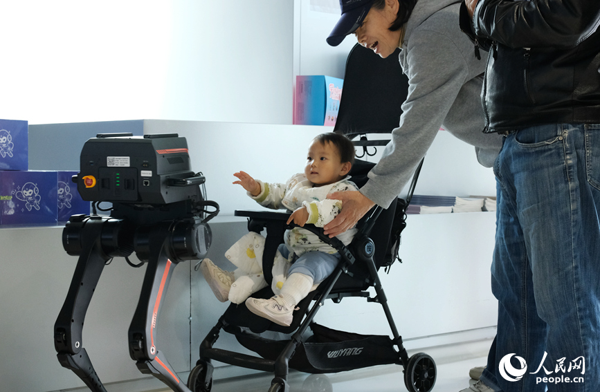 جونگ یوان سائنس اینڈ ٹیکنالوجی سٹی کے 4 ایس سٹور برائے مختلف النوع روبوٹس کے تربیتی مرکز میں ایک ننھا بچہ ،روبوٹک کتے کے ساتھ کھیلنے میں مشغول ہے۔ (پیپلز ڈیلی آن لائن/چھانگ لی یوان)