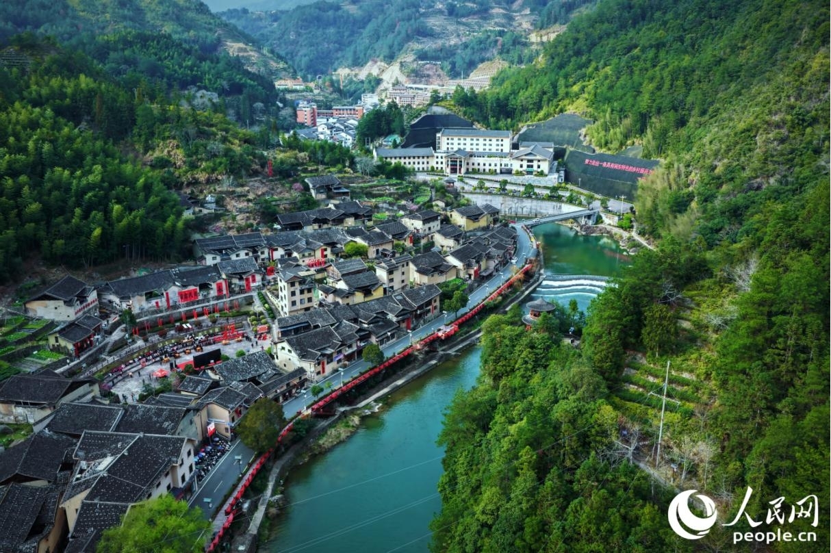 چین کے صوبے فوجیان کی کاونٹی شوننگ کی ٹاون شپ شیا دانگ کا خوبصورت فضائی منظر ۔ ( پیپلز ڈیلی آن لائن ۔ لی وئے یی)