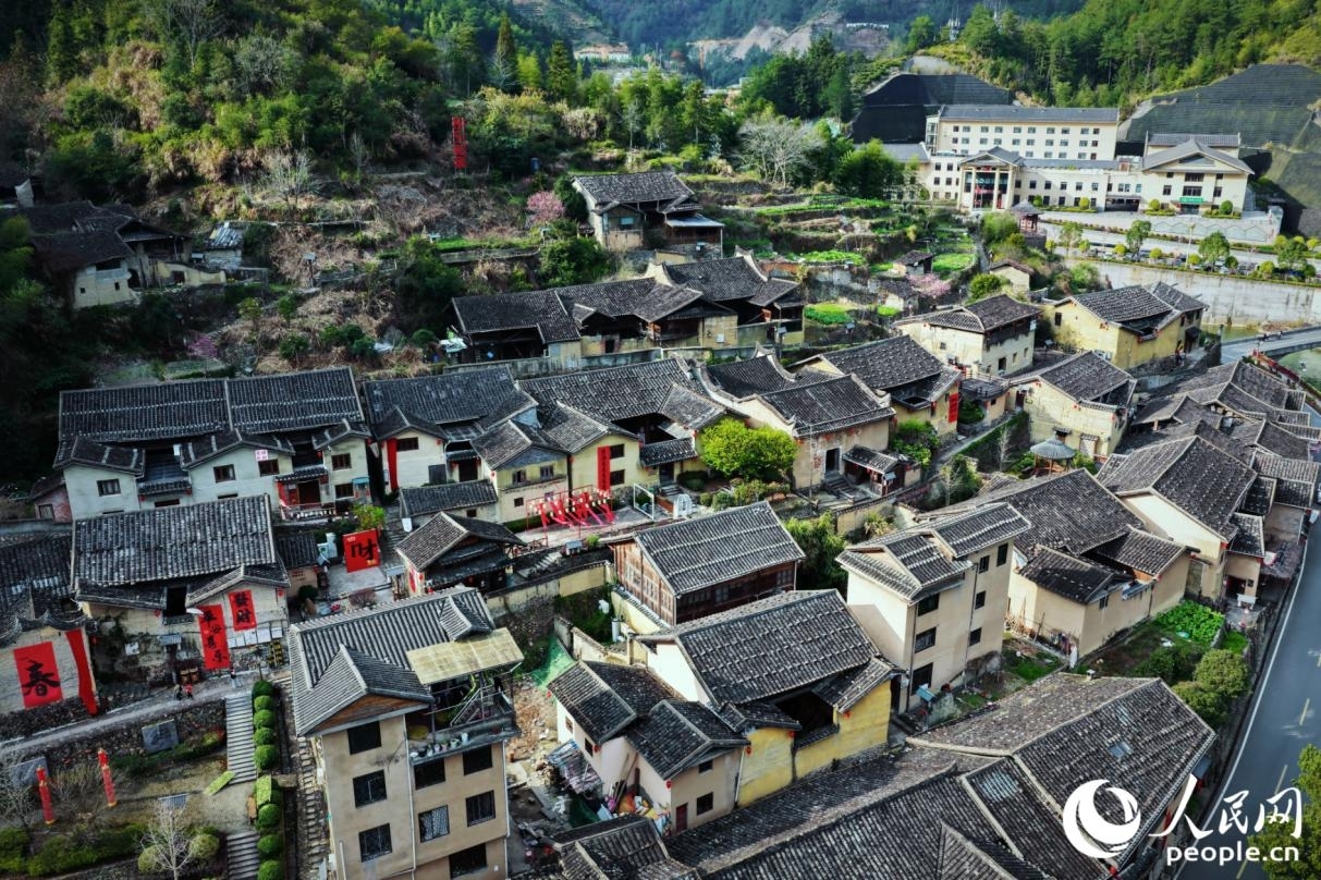 چین کے صوبے فوجیان کی کاونٹی شوننگ کی ٹاون شپ شیا دانگ میں رہائشی عمارات کا منظر ۔ ( پیپلز ڈیلی آن لائن ۔ لی وئے یی)