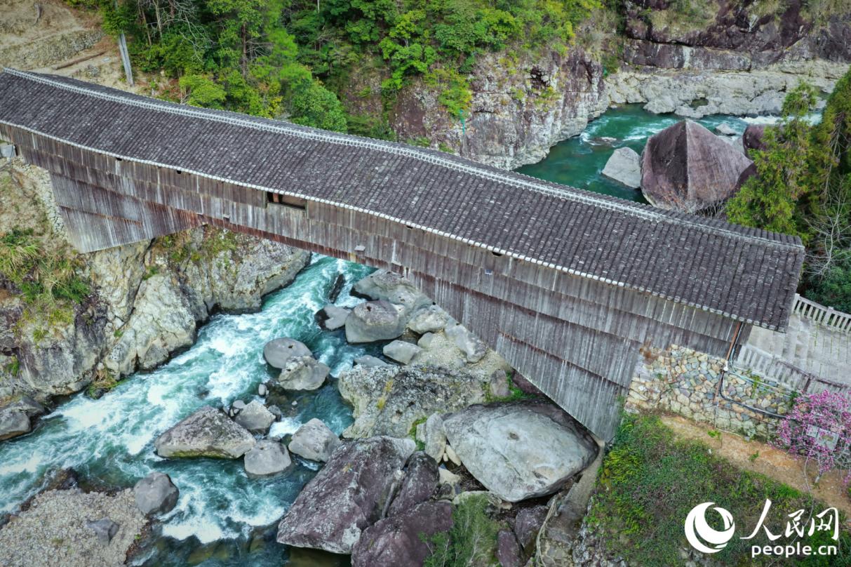 چین کے صوبے فوجیان کی کاونٹی شوننگ کی ٹاون شپ شیا دانگ میں بنایا گیا پل ۔ ( پیپلز ڈیلی آن لائن ۔ لی وئے یی)