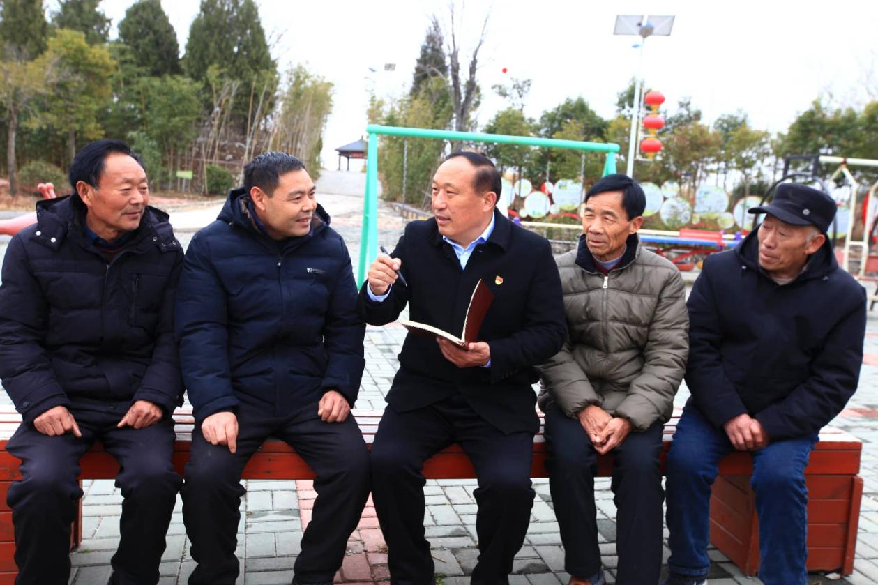 25 فروری 2026 ۔ 14ویں قومی عوامی کانگریس کے نمائندے اور جی جوانگ ٹاؤن شپ کے گاؤں چی شان کے پارٹی سیکرٹری، یانگ یونگ (درمیان میں)، مقامی رہائشیوں سے ان کی آرا لے رہے ہیں۔ (تصویر/کھوآئی چھوانگ)