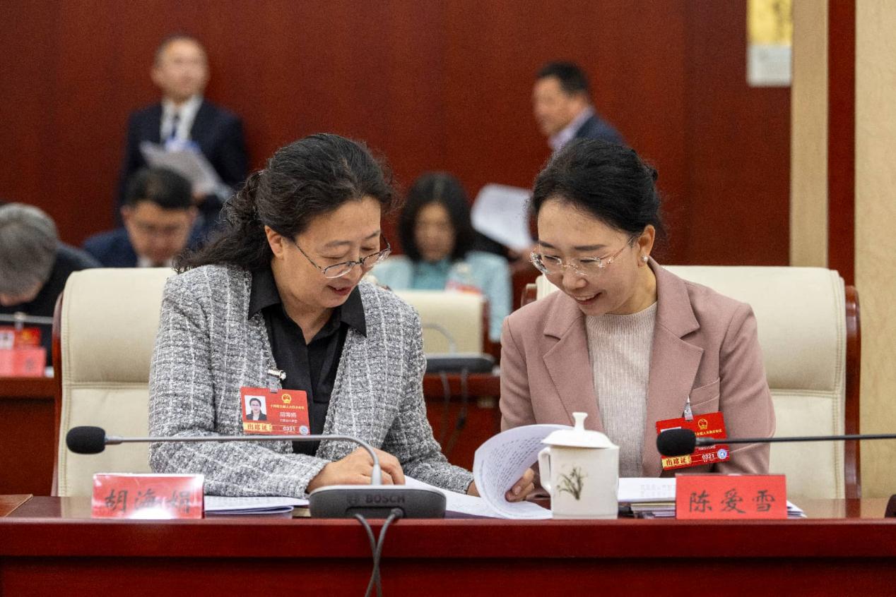 6 مارچ 2026 ۔ 14ویں قومی عوامی کانگریس کے چوتھے اجلاس کے دوران،اندرون منگولیا خود اختیار علاقے کی نمائندگان 15ویں پانچ سالہ منصوبے کے مسودے پر تبادلہِ خیال کر رہی ہیں۔ (تصویر/وینگ چی یو)