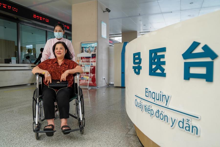 28 فروری 2026 ۔ چین کے صوبے یوننان  کے حہ کھو  یاو خود اختیار کاونٹی کے رن من ہسپتال میں عملے کا رکن وہیل چیئر پر موجود ایک  ویتنامی مریض کی مدد کر رہا ہے ۔(شِنہوا/پھینگ یی کھائی )