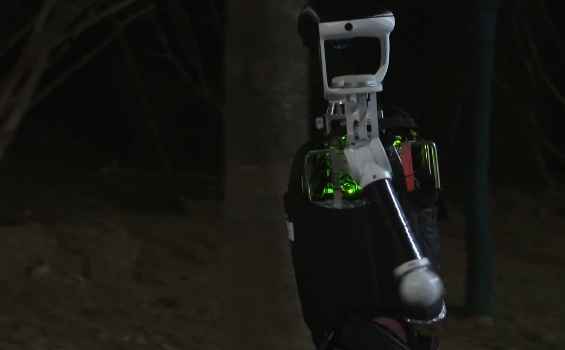 آزمائشی جانچ میں شریک ، انسان نما روبوٹ ۔ (تصویر: سی ایم جی)