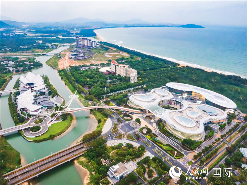 تصویر میں چین کے جنوبی صوبے ہائنان کے شہر سانیا میں واقع سانیا انٹرنیشنل ڈیوٹی فری سٹی کا فضائی منظر دکھایا گیا ہے۔(تصویر: پیپلز ڈیلی آن لائن)