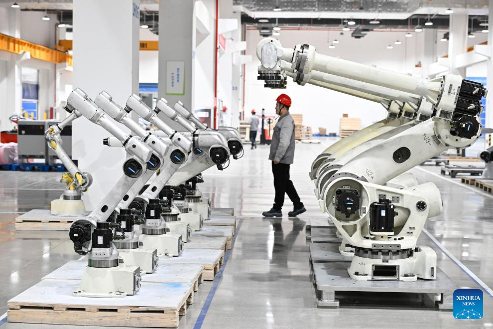 یہ تصویر 17 مارچ 2026 کو مشرقی چین کے صوبے جیانگ سو کے شہر نانجنگ کے ضلع جیانگ ننگ میں واقع انووینس گروپ کی ورکشاپ میں موجود روبوٹس کی ہے۔(سنہوا/ جی چون پینگ)