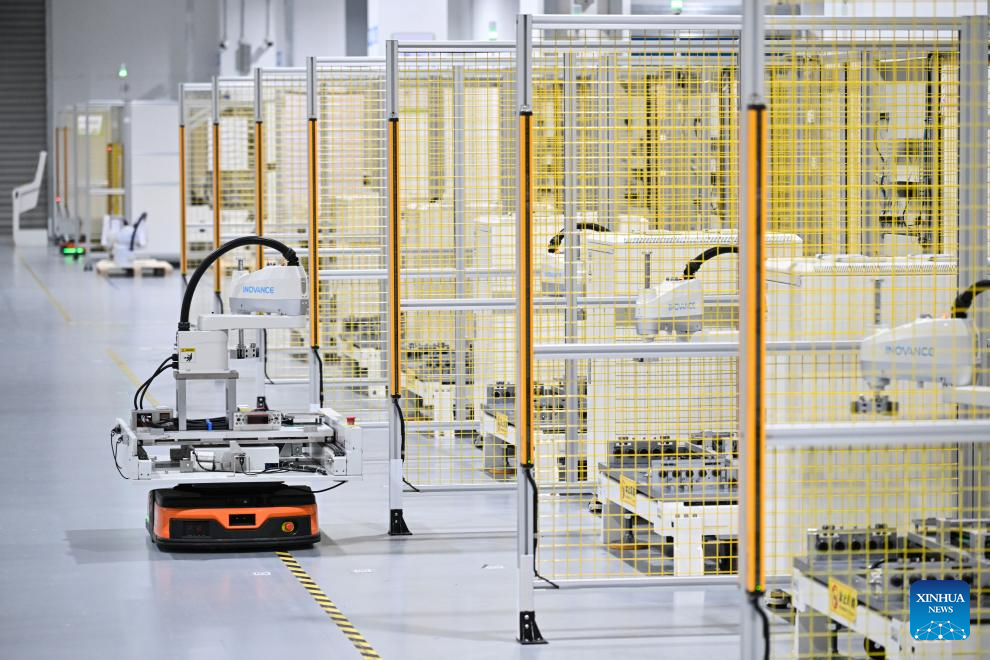 17 مارچ 2026 کو مشرقی چین کے صوبے جیانگسو کے شہر نانجنگ میں واقع انووینس گروپ کی ورکشاپ میں ایک AGV (خودکار گائیڈڈ وہیکل) روبوٹ کو منتقل کر رتے ہوئے۔ (سنہوا/ جی چون پینگ)