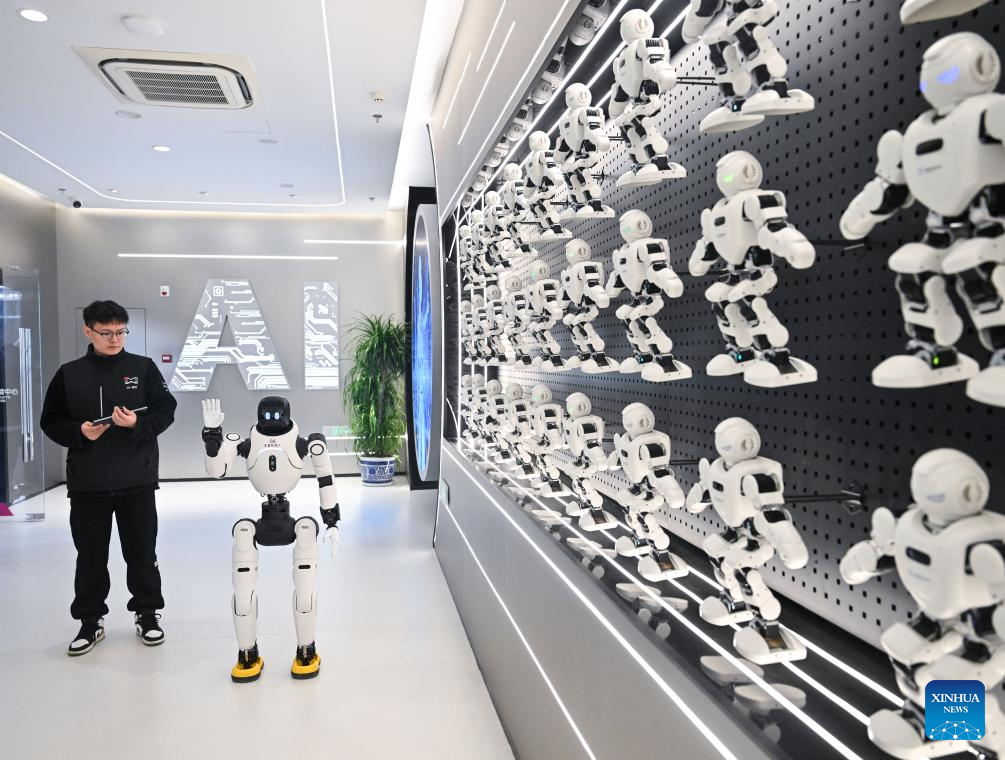 4 دسمبر 2025 کو مشرقی چین کے صوبے جیانگسو کے شہر نان جنگ میں ایک مصنوعی ذہانت ڈسٹری بیوشن سینٹر میں ایک ہیومنائیڈ روبوٹ لوگوں کو خوش آمدید کہتے ہوئے۔ (شنہوا/ جی چون پینگ)