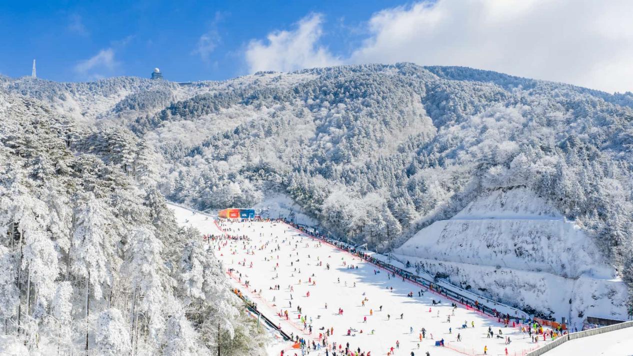 2 جنوری 2026۔ مشرقی چین کے صوبے جہ جیانگ کے شہر ہانگ جو میں واقع ایک اسکی ریزورٹ میں سیاحوں کا ہجوم۔ (تصویر: ہو جیان چھیانگ)