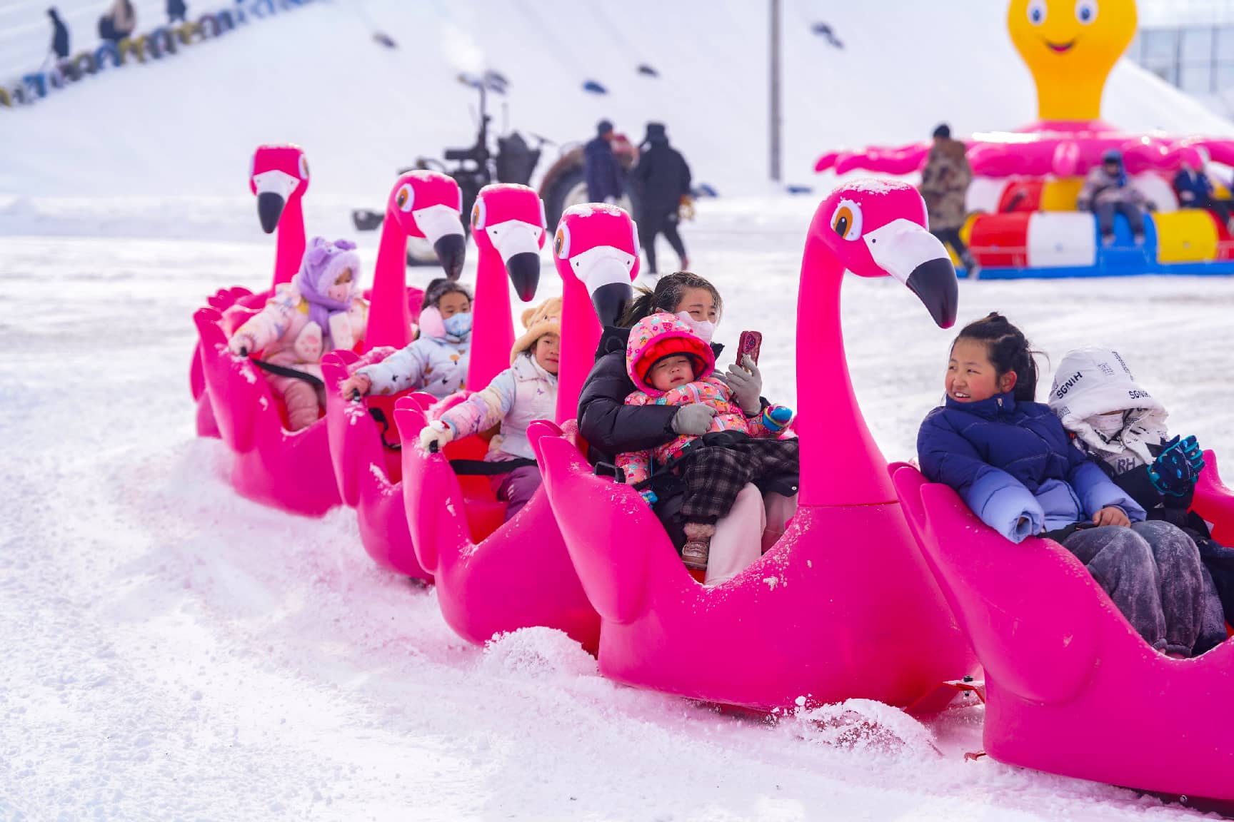 8 فروری 2026۔ شمال مغربی چین کے سنکیانگ ویغور خود اختیار علاقے کے شہر ووسو میں ایک برف کے پارک میں کھیلتے ہوئے بچے۔ (تصویر/لی رین شی)