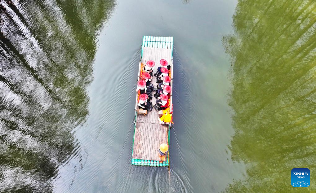 مارچ 2026 ۔ مشرقی چین کے صوبے جیانگ سو کے شہر ہوائیآن کے ضلع جِنہو میں واقع واٹر فاریسٹ پارک میں سیاحوں کا بانس کے بیڑے پر سواری کا فضائی منظر۔ (لیانگ دیبن/شنہوا)