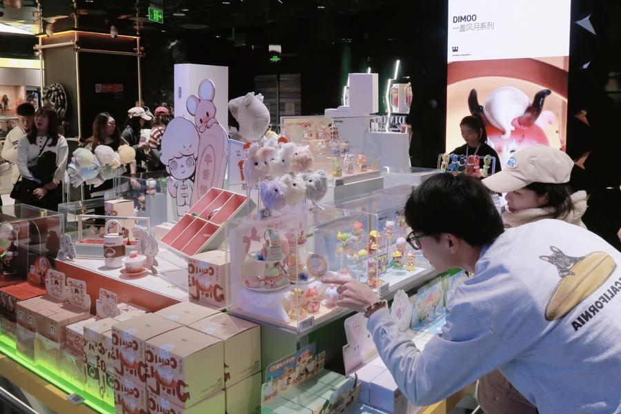 28 دسمبر 2024۔ چین کے دارالحکومت بیجنگ کے شاپنگ مال میں پاپ مارٹ اسٹور پر صارفین بلائنڈ باکسز کا انتخاب کرتے ہوئے۔ (شِنہوا/شی ای یفے)