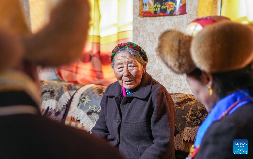 16 مارچ، 2026۔ جنوب مغربی چین کے شی زانگ کے شہر شاننان کے گاؤں کیرپا میں، نگاونگ ڈولما اپنے گھروالوں کے ساتھ بات چیت میں مصروف۔(شِنہوا / جِگمی ڈورجے)