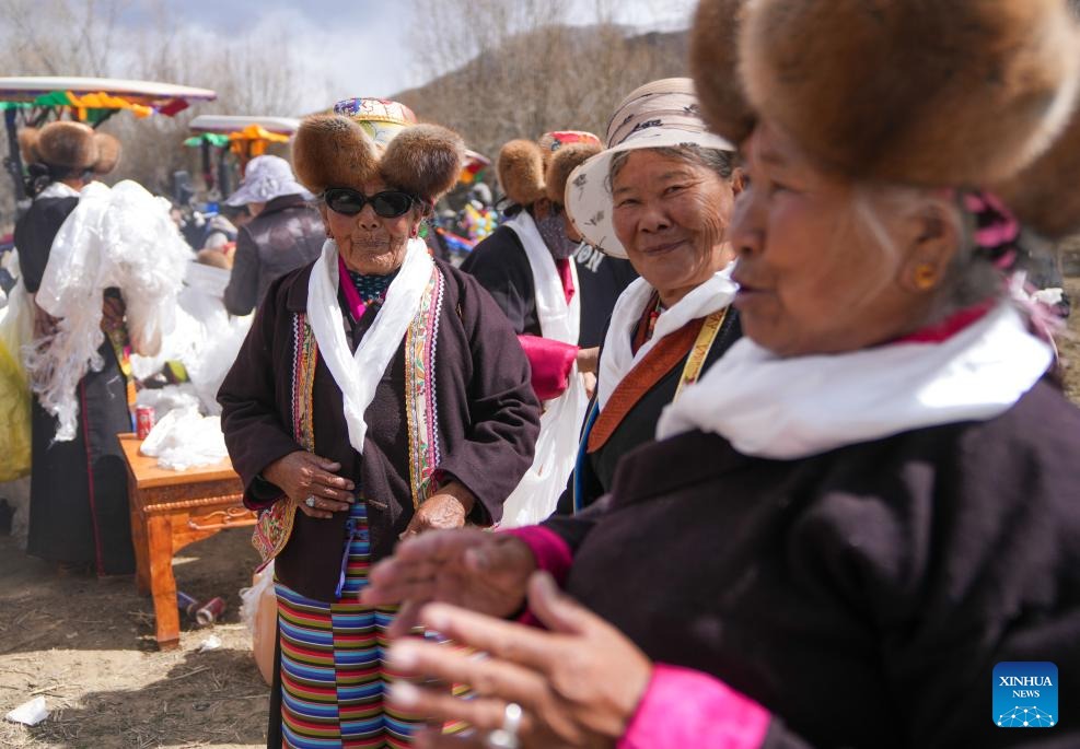 16 مارچ، 2026۔جنوب مغربی چین کے شی زانگ کے شہر شاننان میں نگاونگ ڈولما (بائیں جانب) موسم بہار کی ہل چلانے کی تقریب کے دوران دیہاتیوں کے ساتھ بات چیت کرتی ہوئیں۔ (شِنہوا / جِگمی ڈورجے)