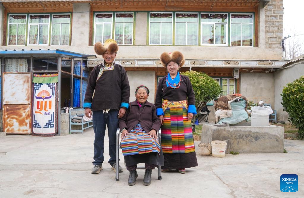 16 مارچ، 2026۔ جنوب مغربی چین کے شی زانگ کےشہر شاننان میں نگاونگ ڈولما (مرکز) اپنے گھر میں اپنے خاندان کے ساتھ تصویر بناتی ہوئیں۔ (شِنہوا / جِگمی ڈورجے)