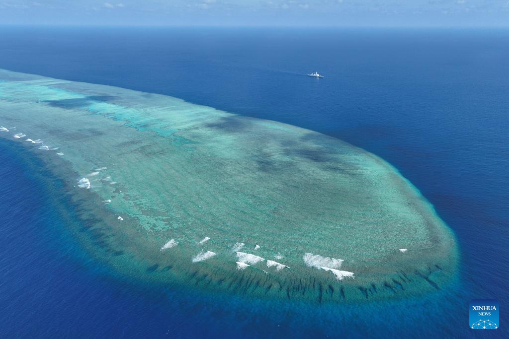 24 مارچ 2026۔ جنوبی بحیرہ چین میں ایک مرجانی چٹان کا فضائی منظر۔ چائنا کوسٹ گارڈ کا بہری جہاز 'ساندو' چین کی علاقائی خودمختاری اور سمندری حقوق و مفادات کے تحفظ کے لیے جنوبی بحیرہ چین میں گشت کرتے ہوئے۔ (شِنہوا/ماؤ جون)