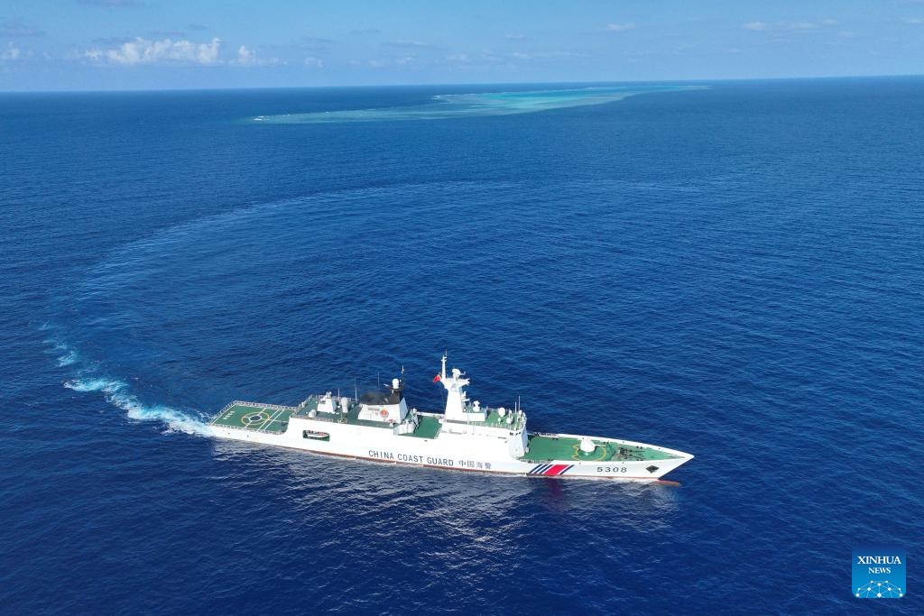 24 مارچ 2026۔ چائنا کوسٹ گارڈ کے بہری جہاز 'ساندو' کا جنوبی بحیرہ چین میں ایک مرجانی چٹان کے قریب گشت کرتے ہوئے فضائی منظر۔(شِنہوا/ماؤ جون)