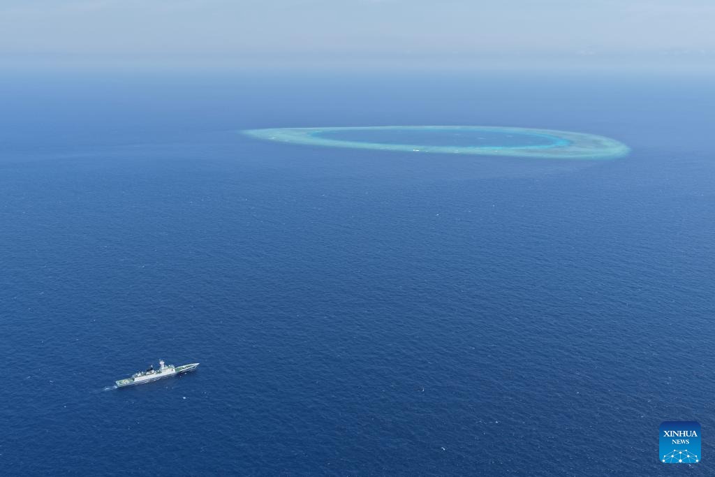 24 مارچ 2026۔ چائنا کوسٹ گارڈ کے بہری جہاز 'ساندو' کا جنوبی بحیرہ چین میں ایک مرجانی چٹان کے قریب گشت کرتے ہوئے فضائی منظر۔(شِنہوا/ماؤ جون)