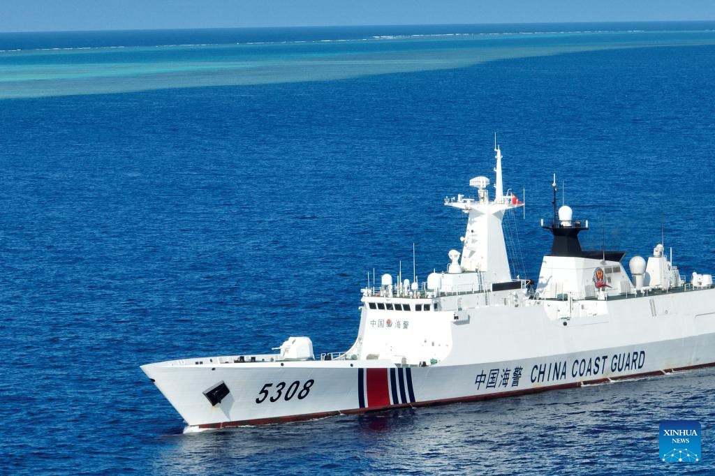 24 مارچ 2026۔ چائنا کوسٹ گارڈ کے بہری جہاز 'ساندو' کا جنوبی بحیرہ چین میں ایک مرجانی چٹان کے قریب گشت کرتے ہوئے فضائی منظر۔(شِنہوا/ماؤ جون)