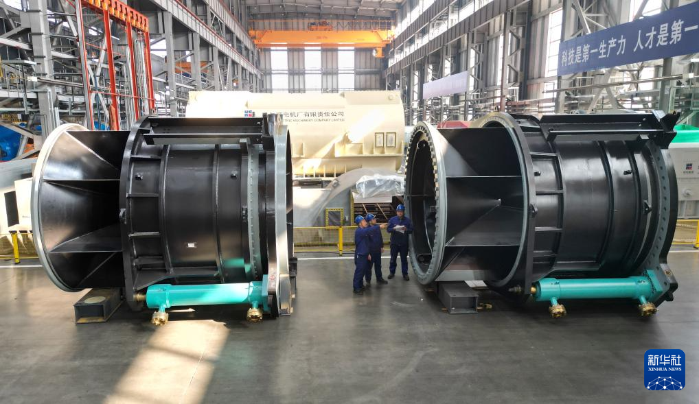 31 مارچ2026 - ہاربن الیکٹرک کارپوریشن کی ذیلی کمپنی 'ہاربن الیکٹرک مشینری کمپنی لمیٹڈ' کےخود تیار کردہ دیو ہیکل ہائیڈرو پریشر ریلیف والوز۔(لیو یانگ/شنہوا)