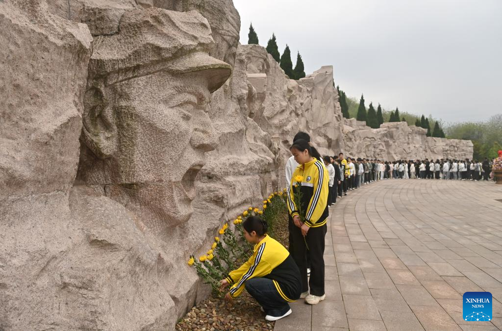 2 اپریل، 2026۔ جنوبی چین کے گوانگشی جوانگ خوداختیار علاقے کی جھوان جو کاؤنٹی کے ایک یادگار پارک میں لوگ سرخ فوج کے شہداء کے لیے پھول رکھتے ہوئے۔ بروز جمعرات, ک جھوان جو  میں چِھنگ مِنگ تہوار سے پہلے سرخ فوج کے شہداء کو خراج تحسین پیش کرنے کے لیے ایک تقریب منعقد کی گئی۔ (لو بوآن /شینہوا)