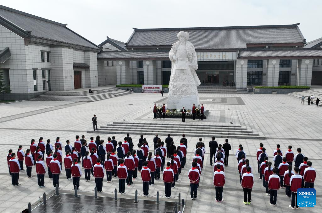 2اپریل 2026۔وسطی چین کے صوبے حہ نان کے شہر  جومادیان میں شہداء کے ایک یادگاری ہال میں لوگ خراج عقیدت پیش کرتے ہوئے۔(گونگ ہوا جنگ /شِنہوا)